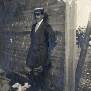 98416 Portret van Jan Olieslaegers, Belgische luchtvaartpionier, in een hangar op een terrein aan de Ridderschapskade ...